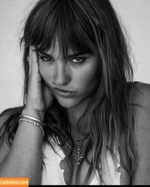 Victoria De Angelis фото #0472