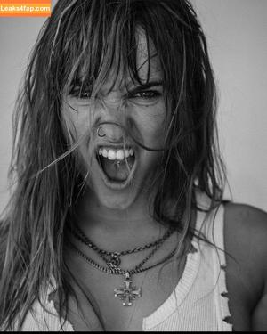 Victoria De Angelis фото #0474