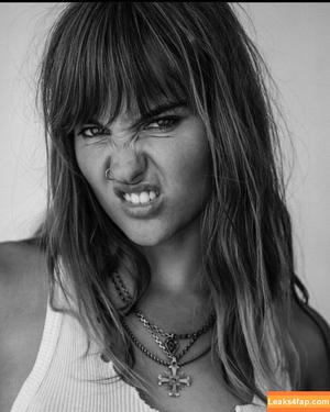 Victoria De Angelis фото #0475