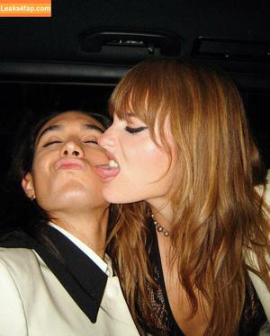 Victoria De Angelis фото #0494