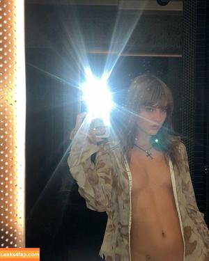 Victoria De Angelis фото #0497