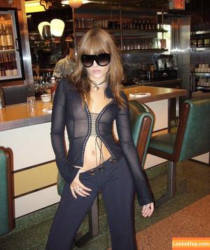 Victoria De Angelis фото #0498