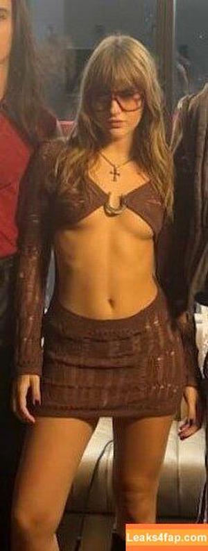 Victoria De Angelis фото #0500