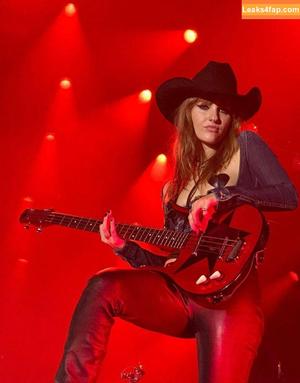 Victoria De Angelis фото #0522