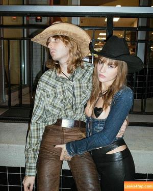 Victoria De Angelis фото #0534