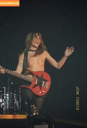 Victoria De Angelis фото #0538