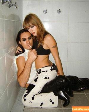 Victoria De Angelis фото #0540