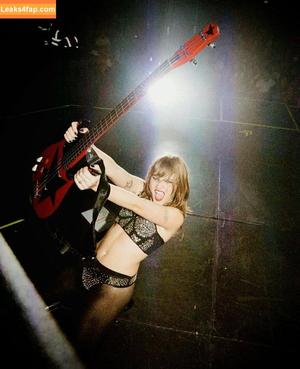 Victoria De Angelis фото #0564