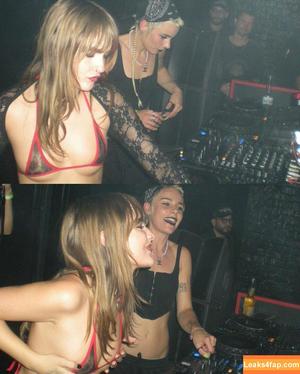 Victoria De Angelis фото #0689