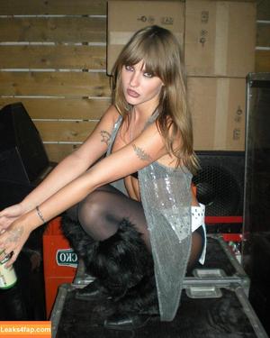 Victoria De Angelis фото #0718