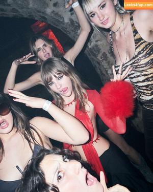 Victoria De Angelis фото #0751