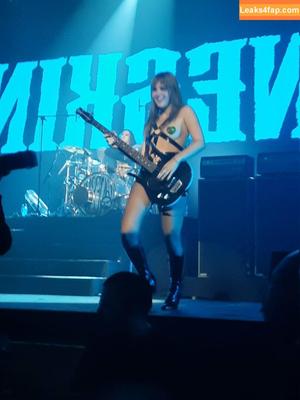 Victoria De Angelis фото #0755