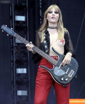 Victoria De Angelis фото #0783