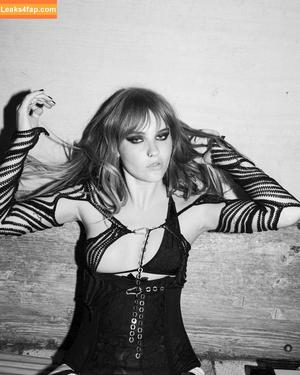 Victoria De Angelis фото #0800