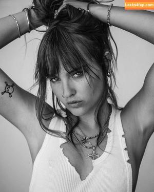 Victoria De Angelis фото #0808