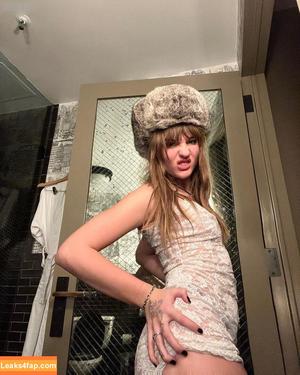 Victoria De Angelis фото #0811