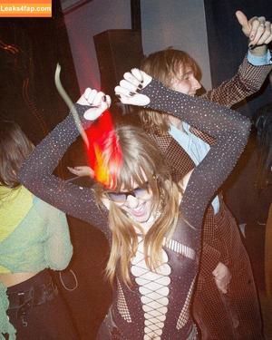 Victoria De Angelis фото #0812