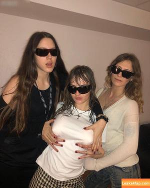 Victoria De Angelis фото #0816