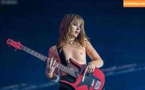 Victoria De Angelis фото #0870