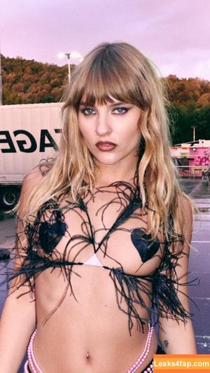 Victoria De Angelis фото #0947