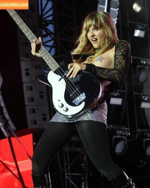 Victoria De Angelis фото #0951