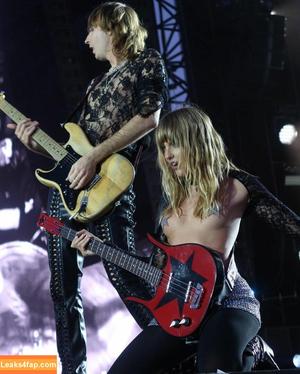 Victoria De Angelis фото #0953