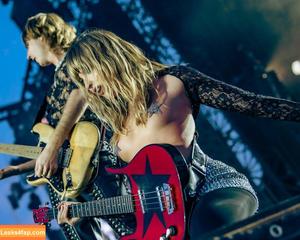 Victoria De Angelis фото #0957