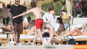 Victoria De Angelis фото #0970