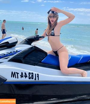 Victoria De Angelis фото #0992