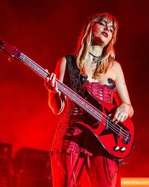 Victoria De Angelis фото #1020