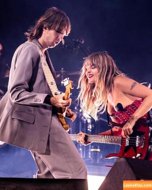 Victoria De Angelis фото #1021