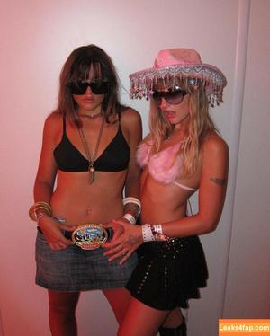 Victoria De Angelis фото #1095