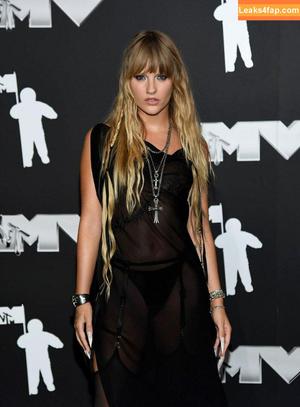 Victoria De Angelis фото #1140