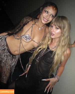 Victoria De Angelis фото #1155