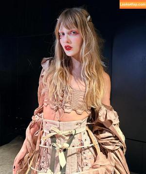 Victoria De Angelis фото #1631