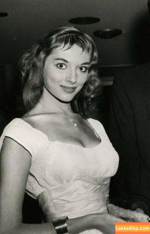 Vikki Dougan photo #0003