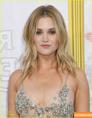 Virginia Gardner photo #0107