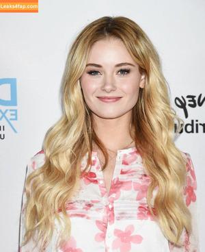 Virginia Gardner photo #0117