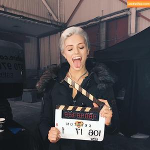 Wallis Day photo #0048