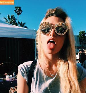 Wallis Day photo #0102
