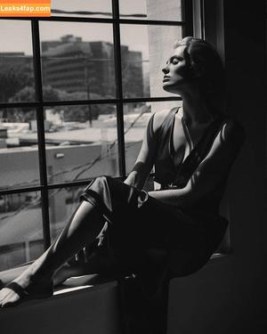Wallis Day photo #0176