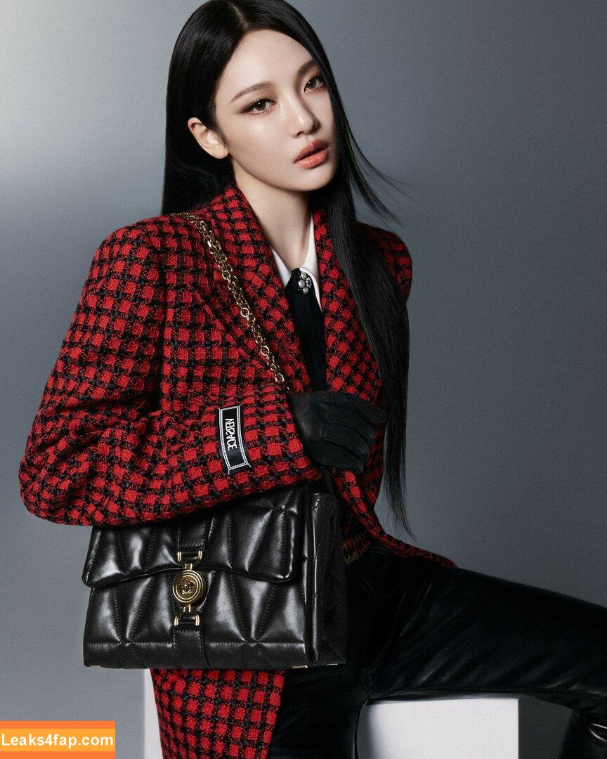 WomenK-pop /  leaked photo photo #3472