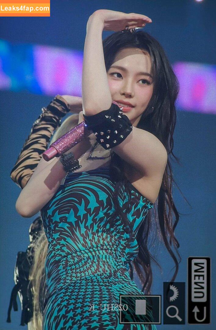 WomenK-pop /  leaked photo photo #3524