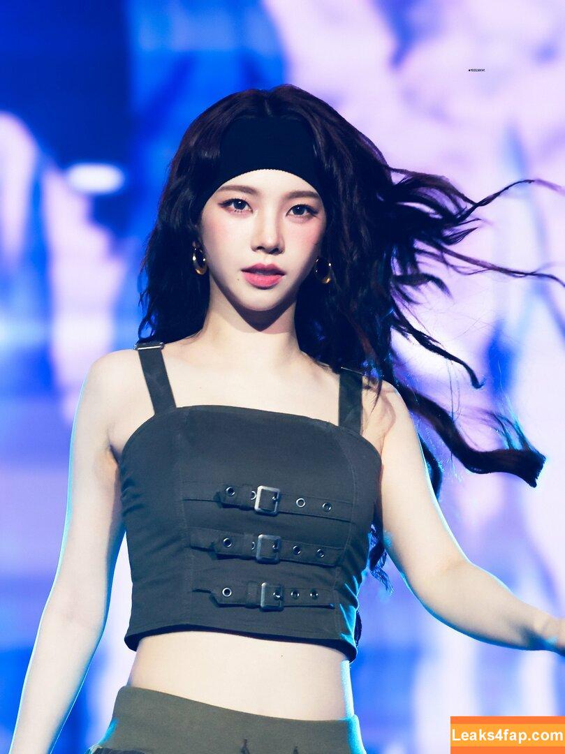 WomenK-pop /  leaked photo photo #3799