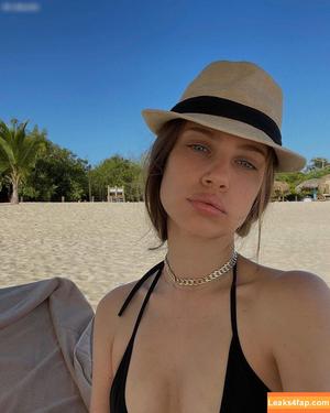 Xenia Tchoumitcheva photo #0180