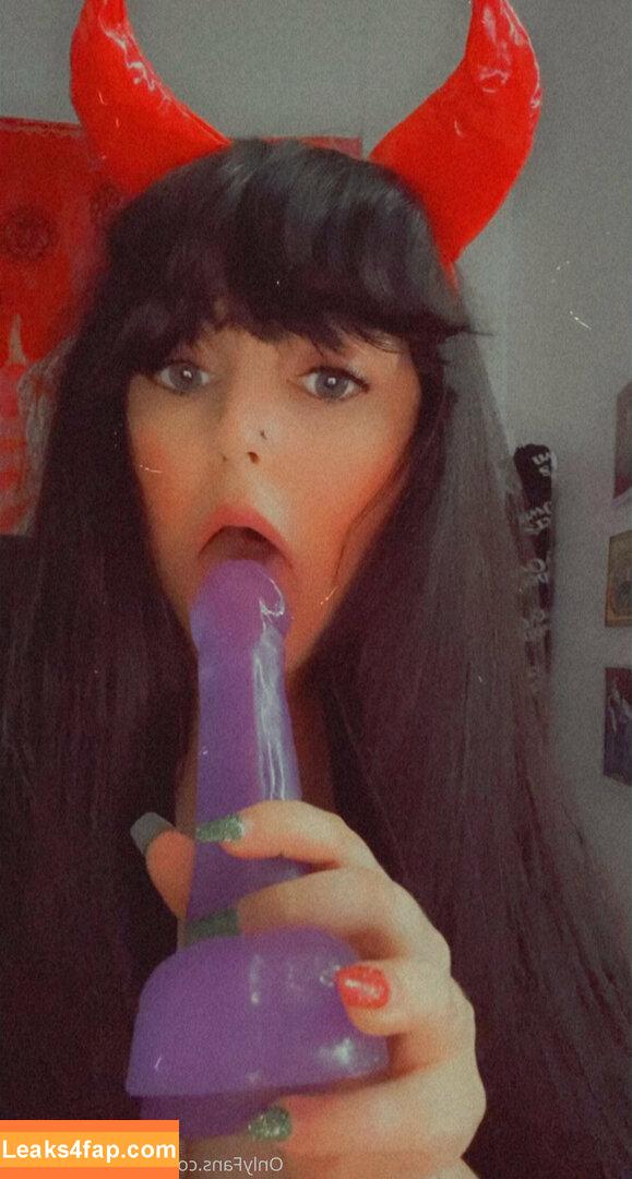 yourfavbustybrat / yourfavbratt leaked photo photo #0034