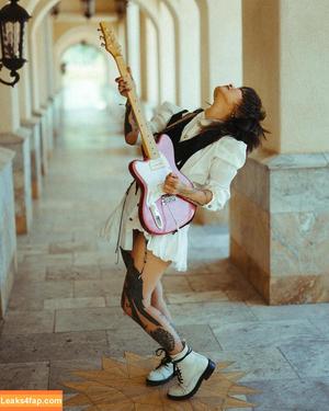 Yvette Young photo #0008
