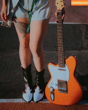 Yvette Young photo #0022
