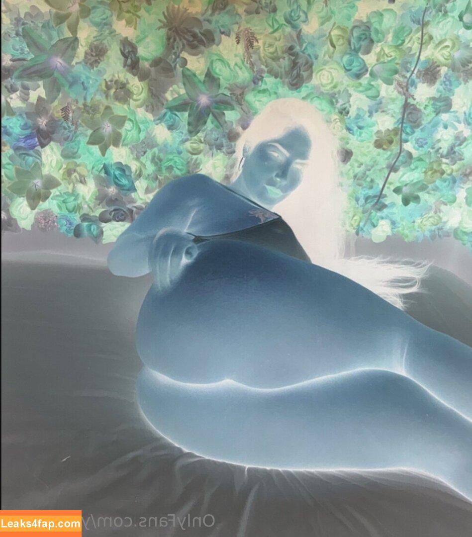 yvonekiss / yvonewee leaked photo photo #0024