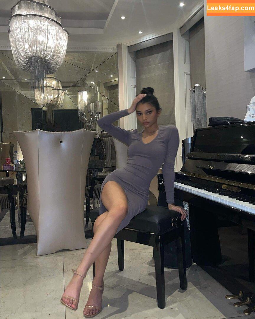 Zaina Sarah / zaina.sarah / zaina_glows / zainaontoast leaked photo photo #0084